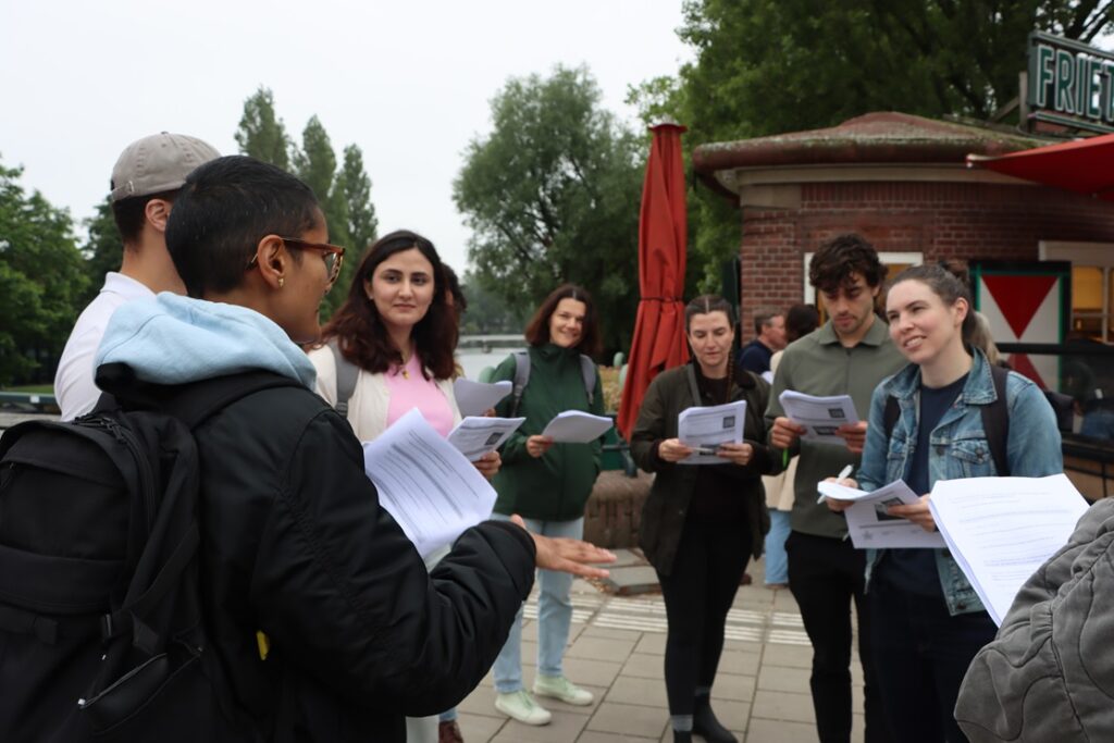 Students on a field trip, practicing Dutch during this social activity