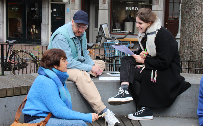 2 students talking with a Dutch person